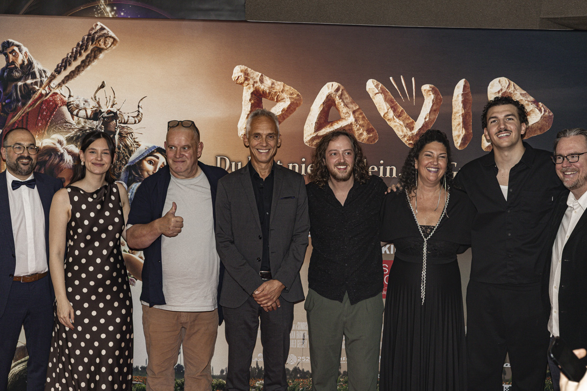 Gruppenfoto vor der DAVID Premierenwand